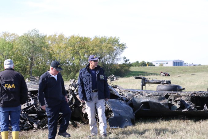 Michael Graham, membre du NTSB, et Jason Aguilera, enquêteur responsable du NTSB, parcourent les lieux de l'accident du 12 novembre entre un Boeing B-17G et un Bell P-63F près de Dallas, au Texas.